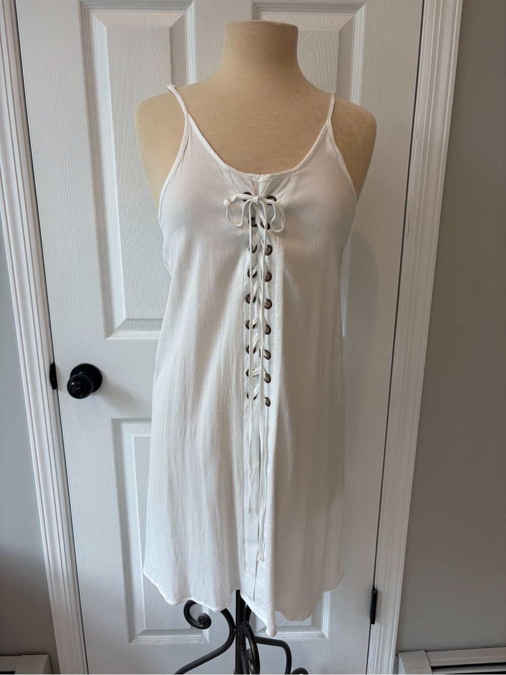 Bishop + Young White Lace-Up Shift Dress | Size M